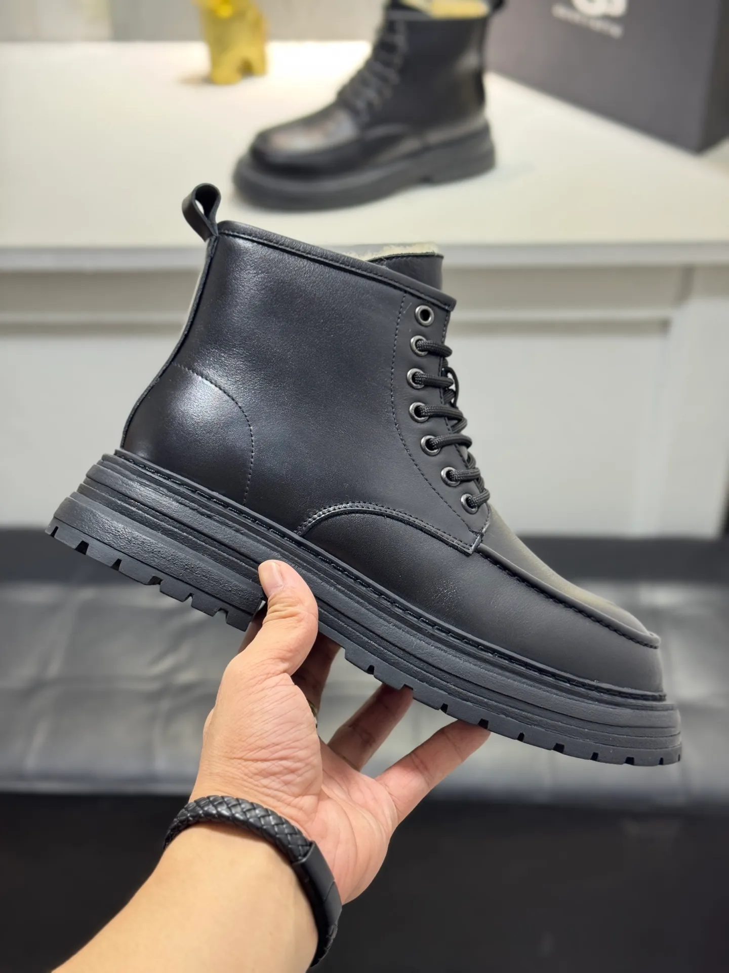 Men's men's shoes 💰660 [New style] 🦥🦥UGG - high-end quality 🔥Australian imported wool 🔥Full fur original single entry and exit counter without pressure, let you feel no replacement 💏The upper is made of first-layer cowhide 'all original Australian wool' Strict men's boots thick wool can be distinguished by the naked eye 💓Real wool keeps warm and does not smell like feet, warms the whole winter ✨Carefully crafted for those who know the goods🔥Size: 38-44 (45 customized